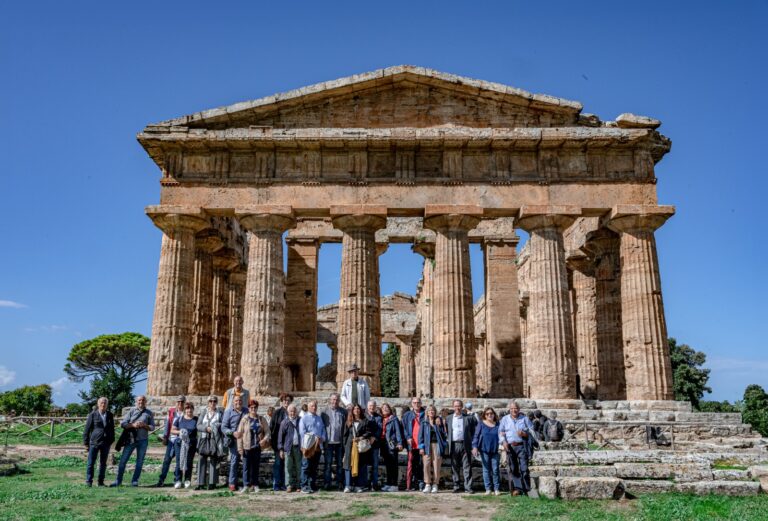 Anziani, guide della storia in tour a Paestum